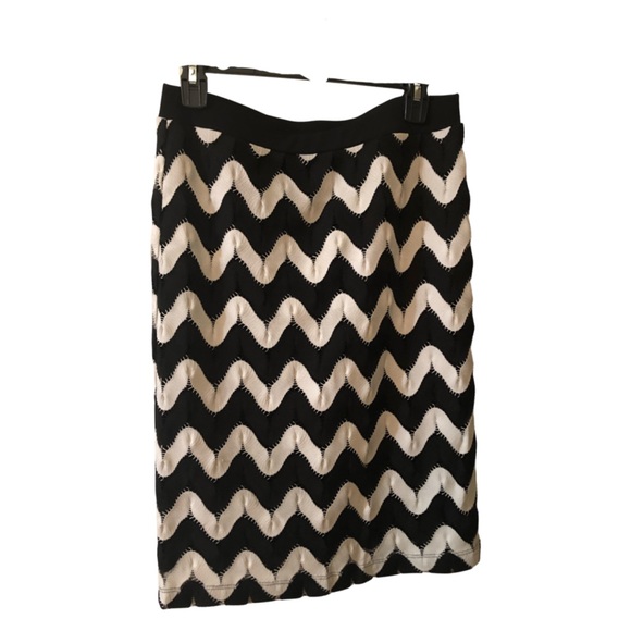 Sunny Leigh Small form fitted ladies black & white zig zag patterned 23” skirt. - Picture 1 of 6